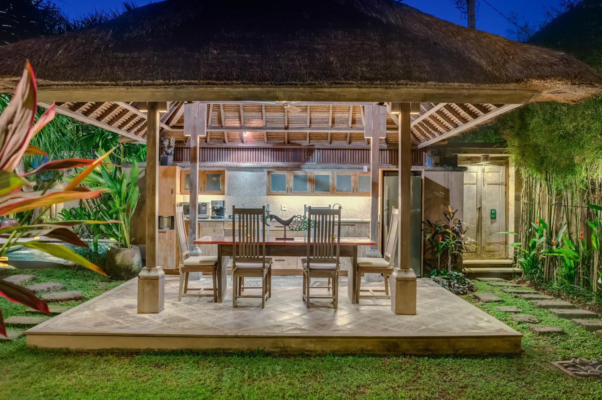 Villa Tirta Naga Bali Семіньяк Екстер'єр фото